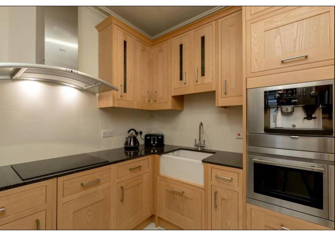 אדינבורו Joivy Boutique Apt With Patio In New Town מראה חיצוני תמונה